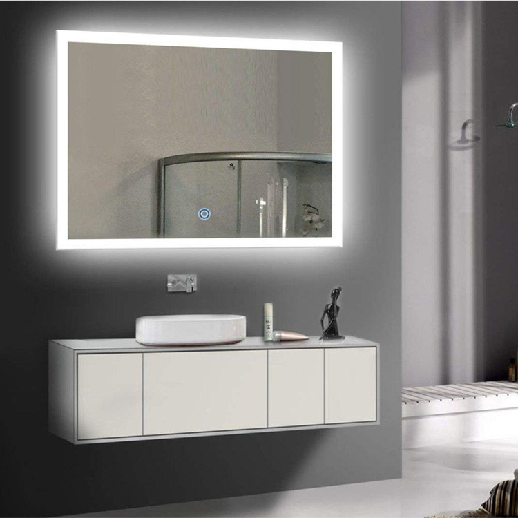 Espejo LED rectangular montado en la pared en el baño