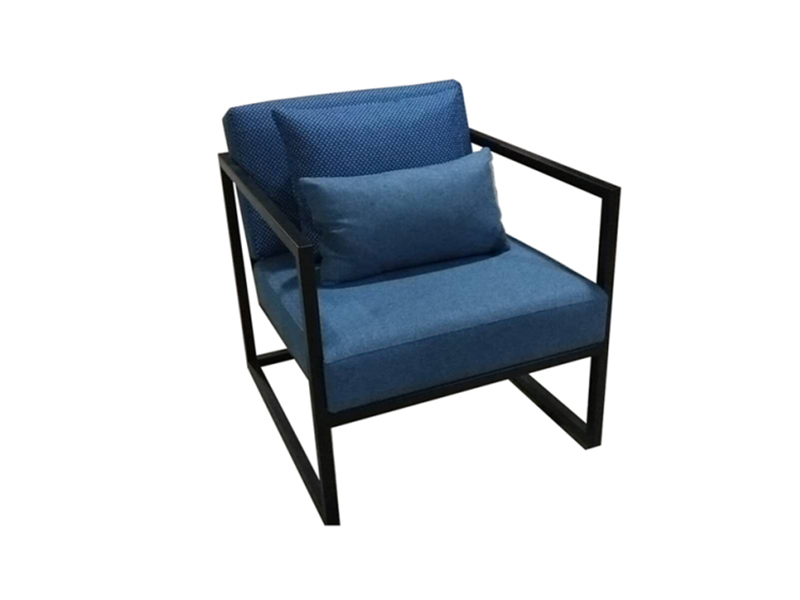 Silla de sofá de ocio azul con base de metal